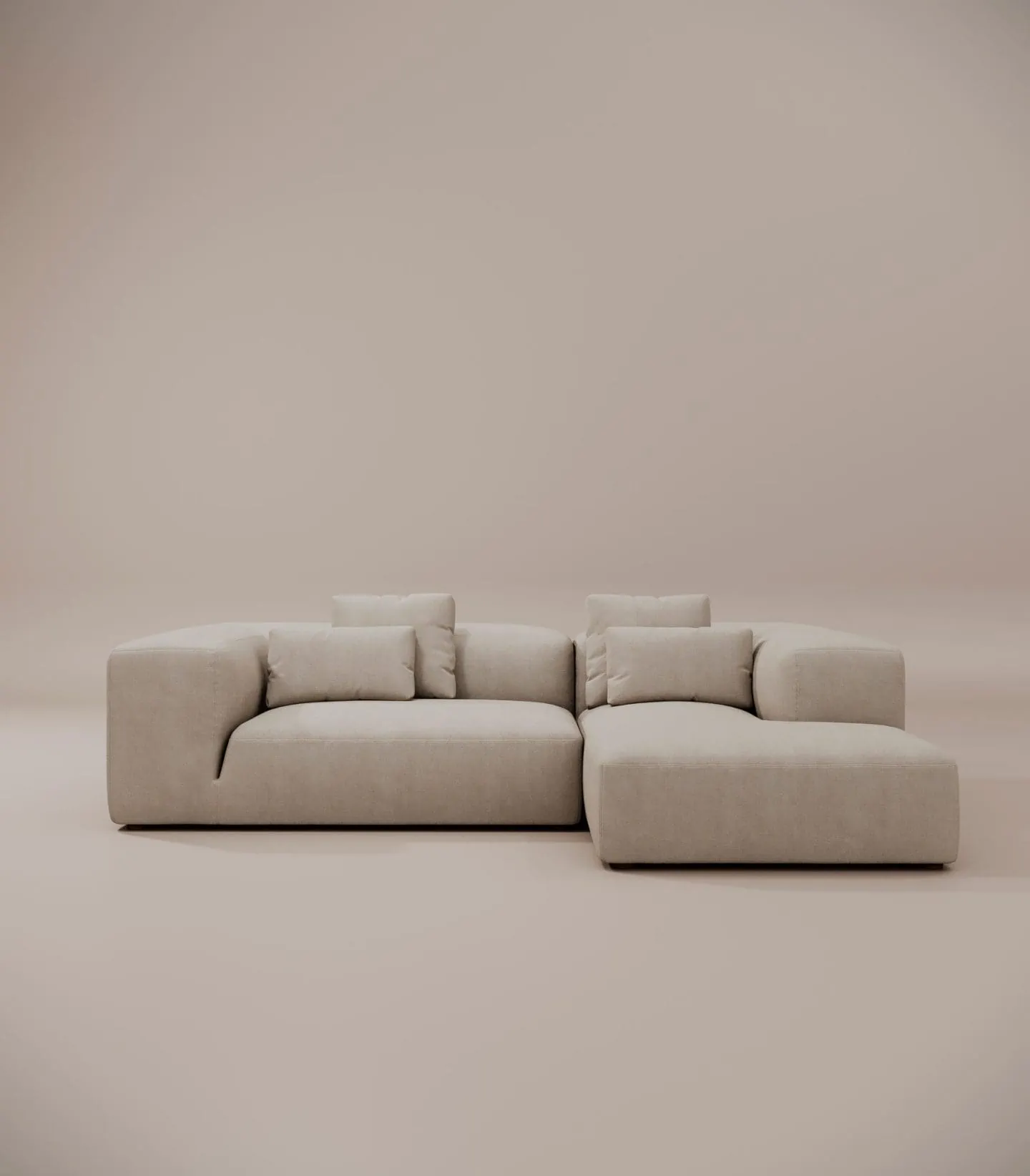 Sofa-chaise-longue-pequena-2-brazos-beige-caramelo-atemporal-comodo-diseño-italiano-calidad