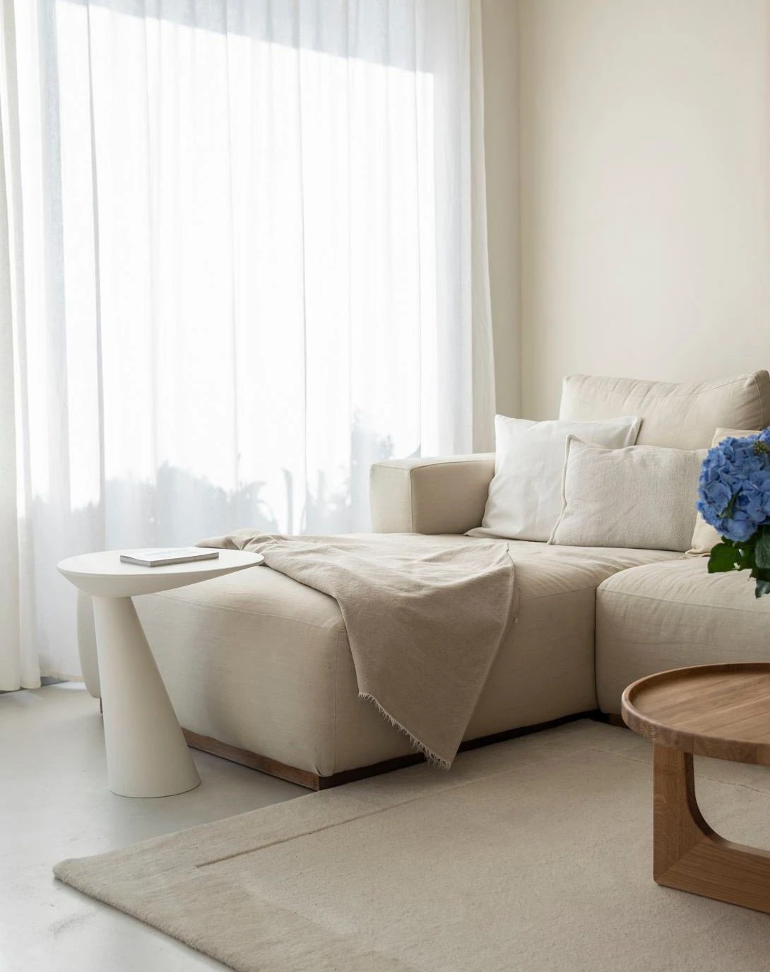 mesa bardena blanca en un salón de un hogar